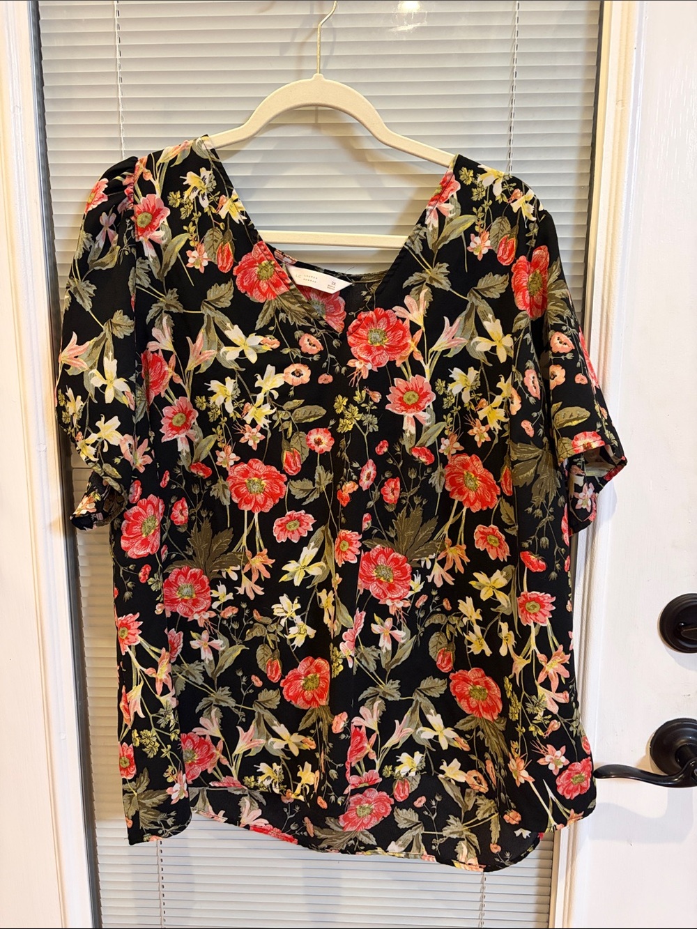 LC Lauren Conrad Black Floral V-Neck Short Sleeve Top